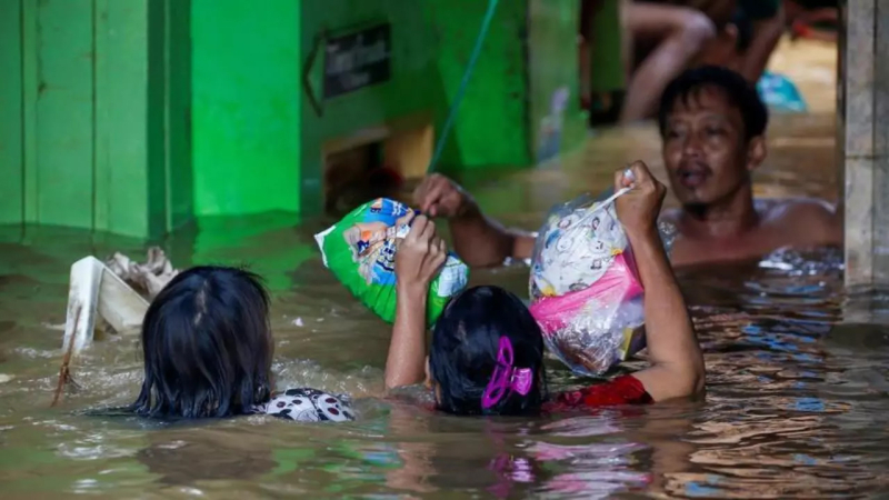 Ya son 44 los fallecidos por las inundaciones en Indonesia