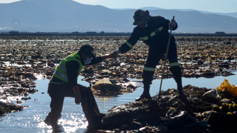 Un lago con más plástico que agua