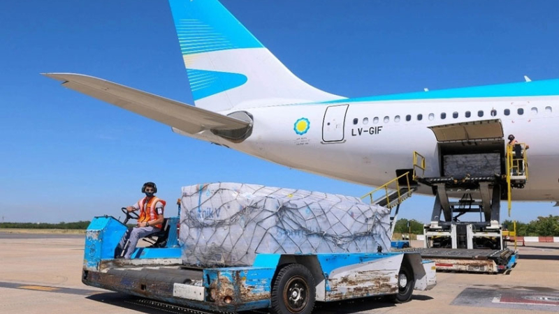 Dos vuelos sumarán un millón y medio más de vacunas