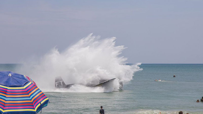 Avión de la Segunda Guerra bajó de emergencia en una playa llena de turistas