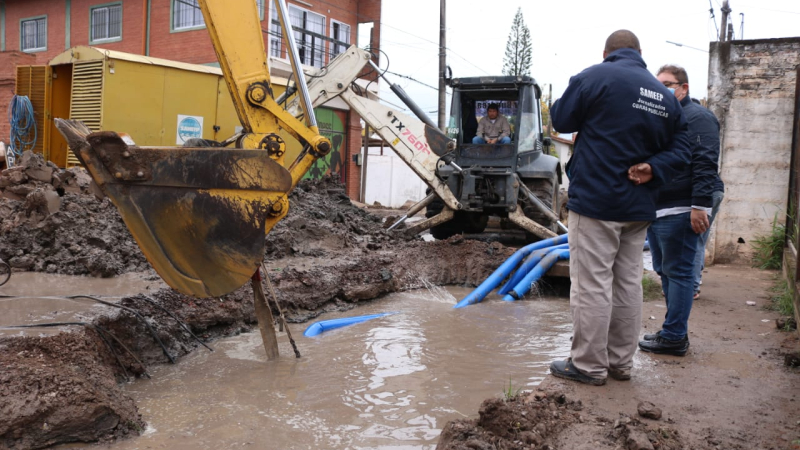 Repararon el caño maestro y se restableció el servicio de agua potable en Barranqueras
