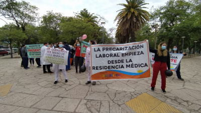 Residentes de la Salud Pública se movilizaron reclamando aumento de becas