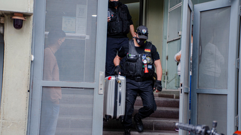 “Cueva financiera” a metros de una sede judicial: detenidos, armas y droga