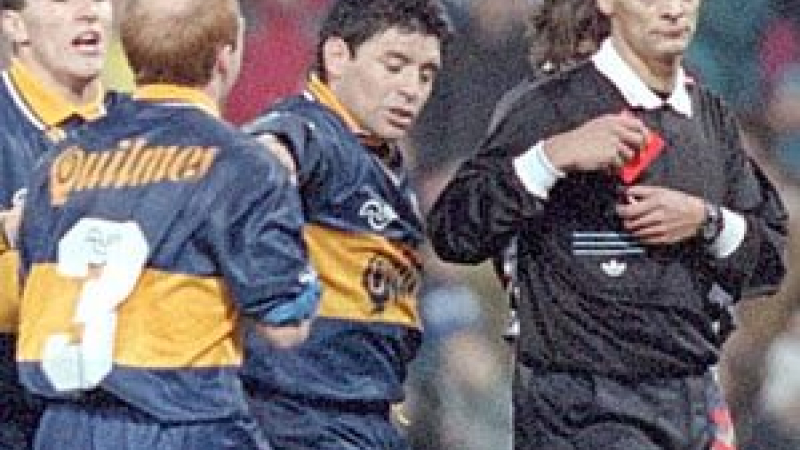 Se cumplen 25 años de la última expulsión de Maradona y del cruce con Castrilli 