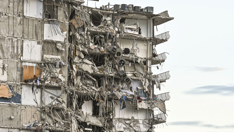 Cuatro muertos y 159 desaparecidos en el derrumbe del edificio en Miami