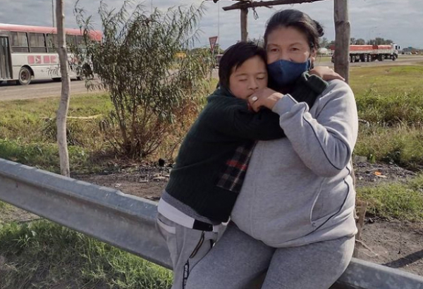 Una foto te puede cambiar la vida. Elena Ramírez y su hijo, pudieron volver a su provincia gracias a la solidaridad de los lectores. FOTO:  MARCELO "SAPO" CÁCERES