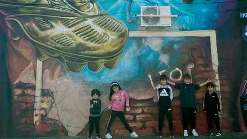 La foto de los hijos de Messi frente al mural de "La Pulga" en Rosario