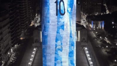 El Monumento a la Bandera en Rosario se ilumina con imágenes de aliento a la Selección