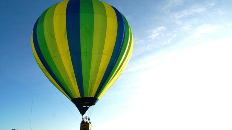 Murió al caer de un globo aerostático luego de estar a la deriva con cuatro pasajeros