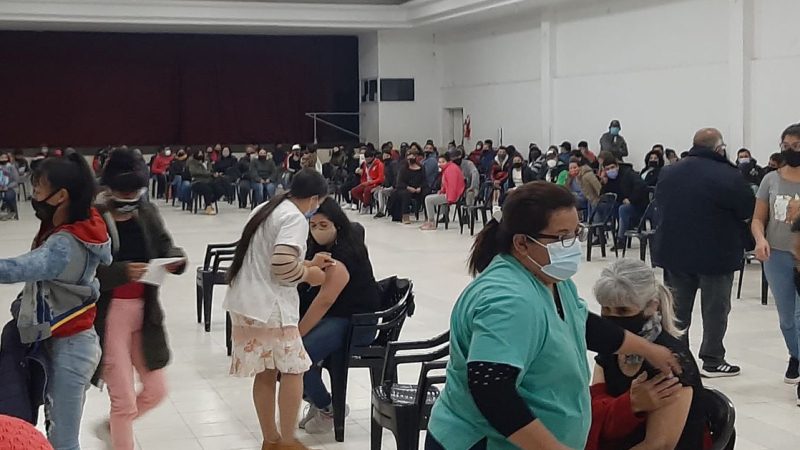 Charata: gran concurrencia a la vacunación para mayores de 18 años