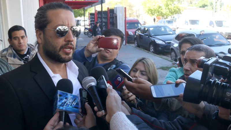 El fiscal federal acusó a 17 personas por la venta ilegal de autos públicos
