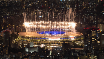 Tokio clausura los Juegos y le entrega la bandera olímpica a París 2024