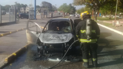Un automóvil se incendió en pleno centro de Resistencia