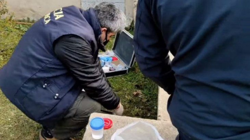 Cortaba el pasto y encontró un pene adentro de un frasco