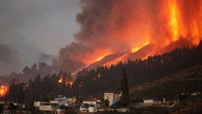 Miles de evacuados por erupción del volcán Cumbre Vieja en las islas Canarias