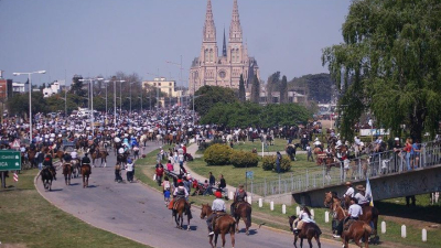 Prohibieron una peregrinación a la Virgen de Luján y se desató un amplio rechazo