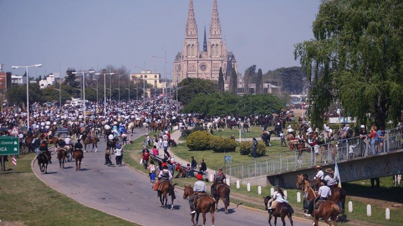 Prohibieron una peregrinación a la Virgen de Luján y se desató un amplio rechazo