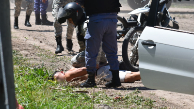 Asalto, tiroteo y persecución: dos atrapados y un prófugo