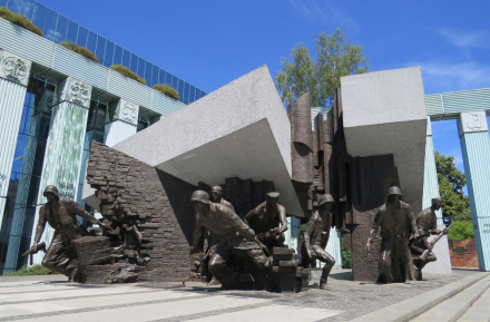 Foto3 - MONUMENTO CONMEMORATIVO.jpg