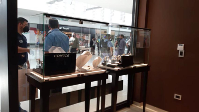 Disfrazados de chef y Pedidos Ya, asaltaron joyería en el shopping