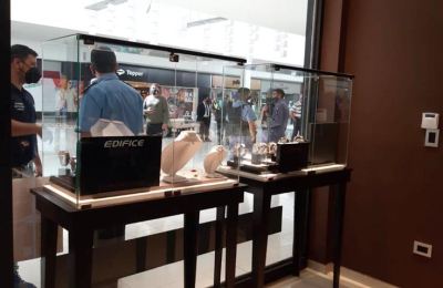 Disfrazados de chef y Pedidos Ya, asaltaron joyería en el shopping