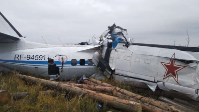 Rusia: mueren al menos 15 personas al estrellarse un avión