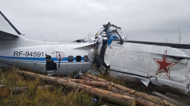 Rusia: mueren al menos 15 personas al estrellarse un avión