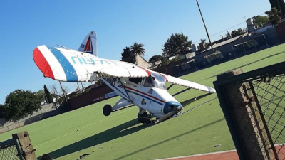 Cayó una avioneta publicitaria y el piloto salió ileso