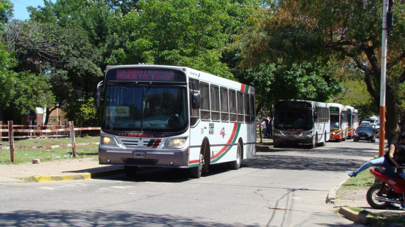 Miles de usuarios condenados a un caos para viajar en colectivo