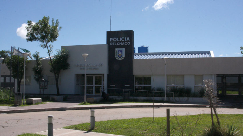 La detuvieron por hostigar y agredir con un casco a una joven