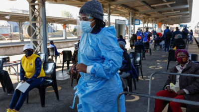 Identifican nueva variante de coronavirus en Sudáfrica que es más contagiosa entre los jóvenes