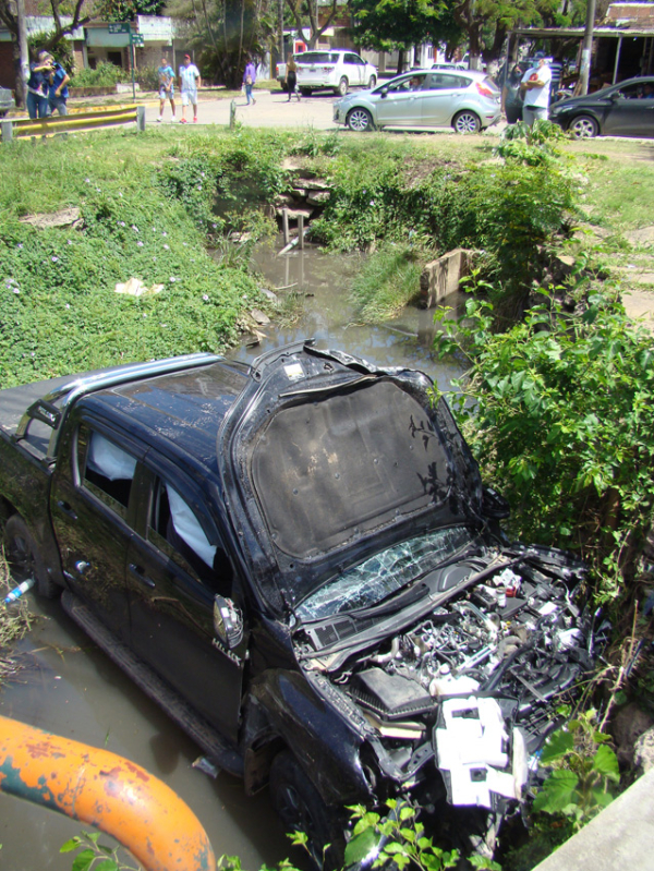 Una camioneta Toyota cayó a la laguna Argüello después de un choque con otro vehículo. 24-10-21. Fabián Maldonado/NORTE