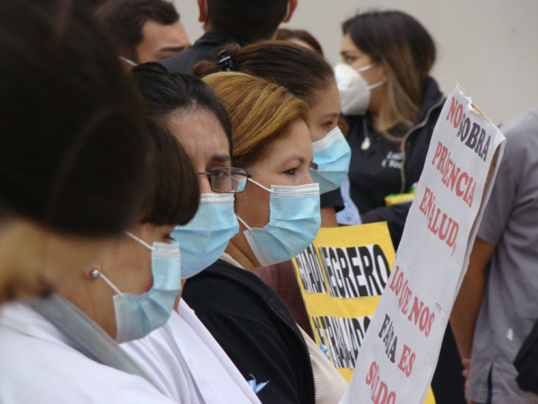 "LA PRIMERA LÍNEA" Los trabajadores de la salud merecen un homenaje permanente porque cada día son la primera línea de defensa ante la pandemia y los verdaderos héroes. 20-05-21. Fabián Maldonado/Diario Norte