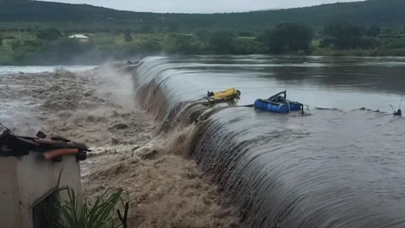 Se derrumbó una represa en el noreste de Brasil tras semanas de fuertes lluvias e inundaciones