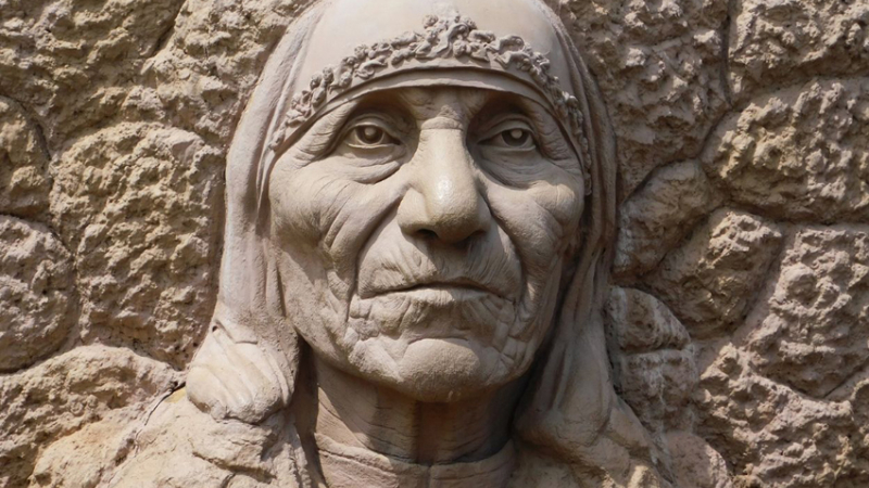Congelan cuentas de la fundación Madre Teresa