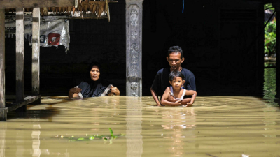 Dos niños murieron y 24 mil personas fueron evacuadas por inundaciones en Indonesia