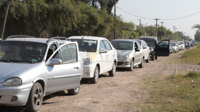 Continúan las largas filas de autos por la revisión técnica