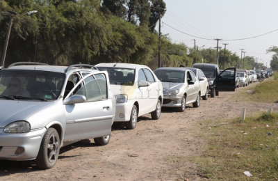 Continúan las largas filas de autos por la revisión técnica