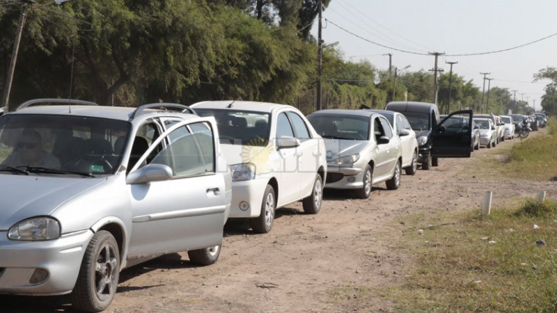 Continúan las largas filas de autos por la revisión técnica