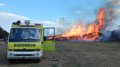 Ardieron cientos de postes de madera en la estación de ferrocarril de Resistencia