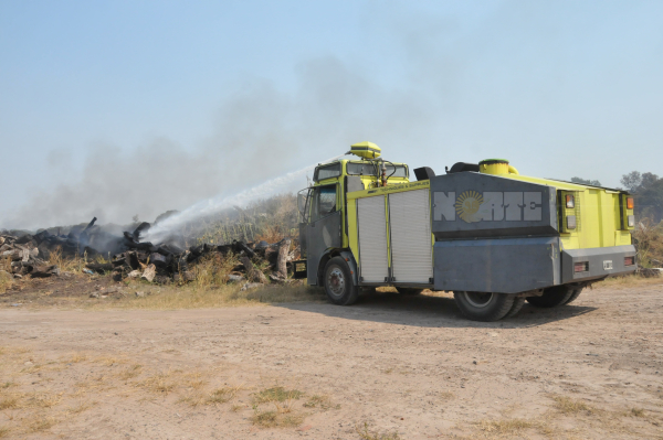 <p>Un camión cisterna de la División Bomberos actuará para contener el avance del fuego. Foto: Jorge "Punky" Flores.  </p>