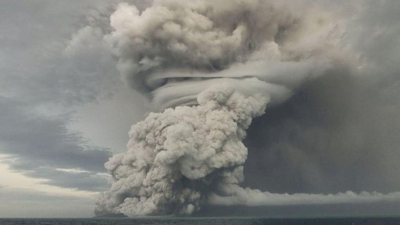 Erupción en un volcán: imágenes impactantes del tsunami en Tonga, desde dentro de la ola y desde el espacio