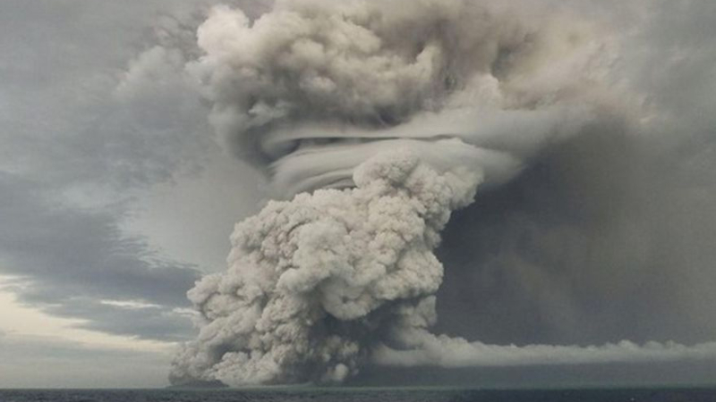 Erupción en un volcán: imágenes impactantes del tsunami en Tonga, desde dentro de la ola y desde el espacio