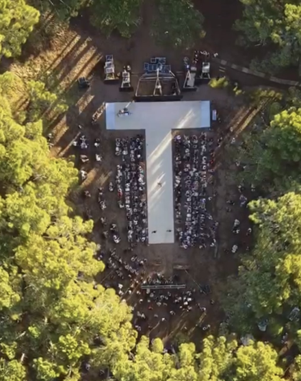 Vista aérea de la pasarela en el Auditorio La Piña, Pinamar.jpg