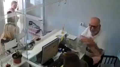 Dirigente de derechos humanos golpeó a una empleada de una boletería