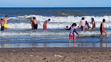 estudiantes conocen el mar.jpg