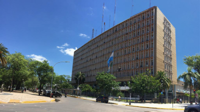 Pago de haberes antes de fin de mes e incremento en las becas, anuncios del Gobierno