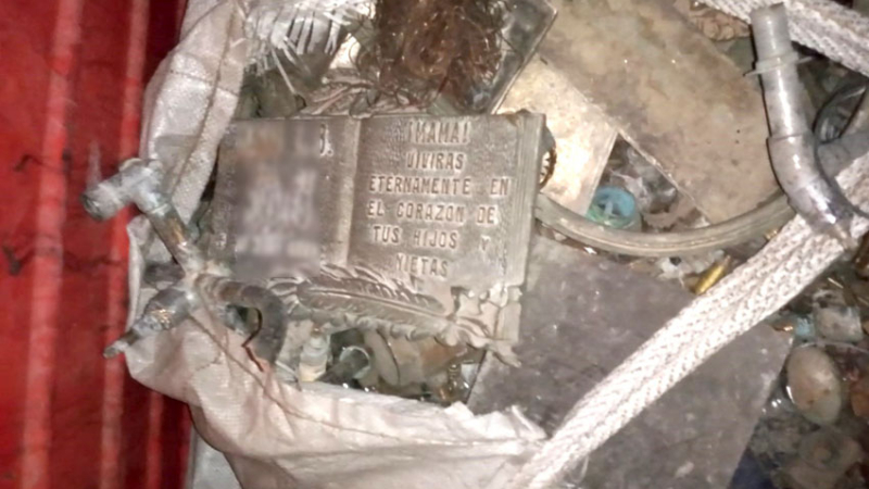 Detectaron un camión que transportaba en bolsas de desechos placas para cementerios