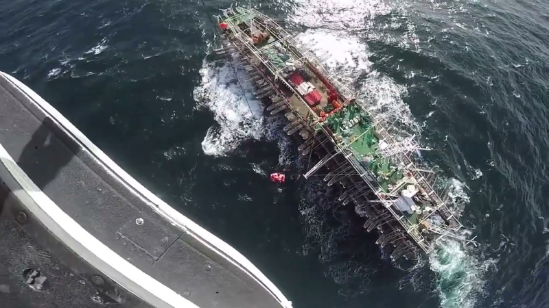Impresionante rescate en alta mar de un pescador que sufrió una fractura expuesta en un brazo
