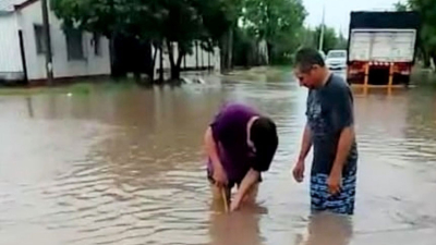 Vecino reclama por estancamiento de agua en el sector del nuevo asfalto en Quitilipi